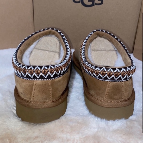 UGG TASMAN purchased for my wife but she needs a 7. Brand new condition - Picture 3 of 5